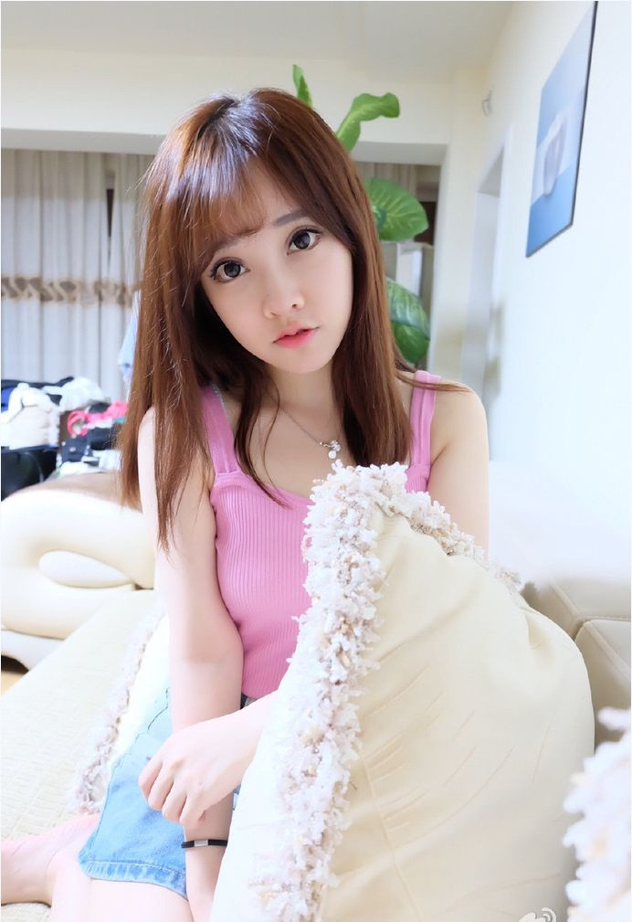 Bên cạnh là một streamer có "số, má" trong cộng đồng mạng, Mã Á Nam còn là một giọng hát cover nổi danh. Cô bạn 9X này từng cover lại rất nhiều ca khúc bằng cả tiếng Trung và tiếng Nhật.
