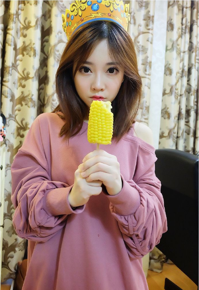 Streamer đang là một trong những nghề 'hot' nhất của giới trẻ các nước Trung Quốc, Hàn Quốc, Nhật Bản và cả Việt Nam. Chỉ cần có ngoại hình xinh xắn cùng khả năng ăn nói dễ nghe, cùng chút tài lẻ như ca hát, chơi game, nhiều nam nữ thanh niên có thể đạt được mức thu nhập giúp họ nhanh chóng đổi đời. Ảnh: Weibo nhân vật.