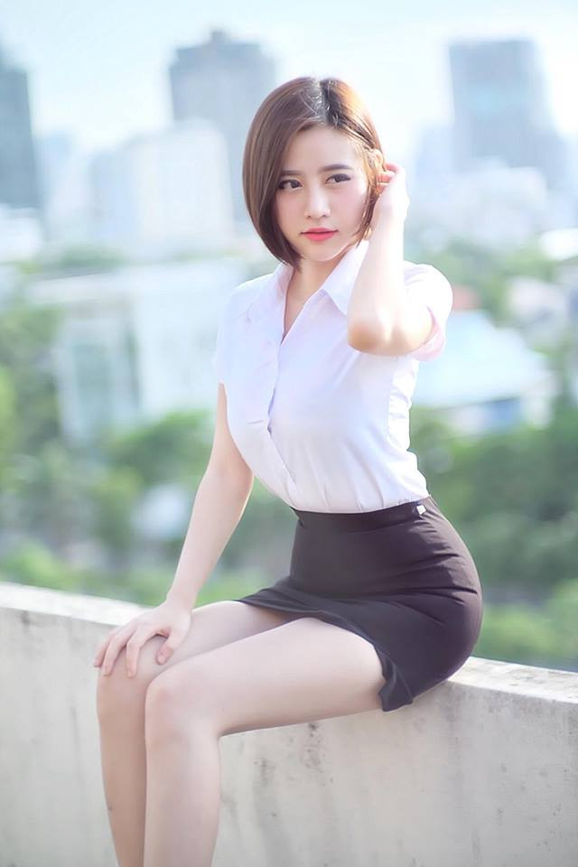 Tìm vào trang cá nhân của Kanokporn, dân mạng phải ngỡ ngàng khi không nghĩ được rằng, cô gái 9X này là lại táo bạo đến thế khi liên tục đăng tải những bức ảnh cắt xẻ táo bạo khoe đường cong của cơ thể.