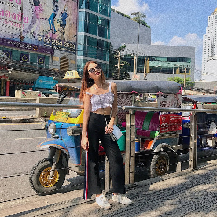 Ngắm nhìn từng bộ ảnh của Minh Ngọc, dân mạng đều có chung nhận xét rằng, cô bạn này chẳng khác gì một "chú tắc kè" khi liên tục thay đổi phong cách chứ không phải trong khuôn khổ 1 hình ảnh.