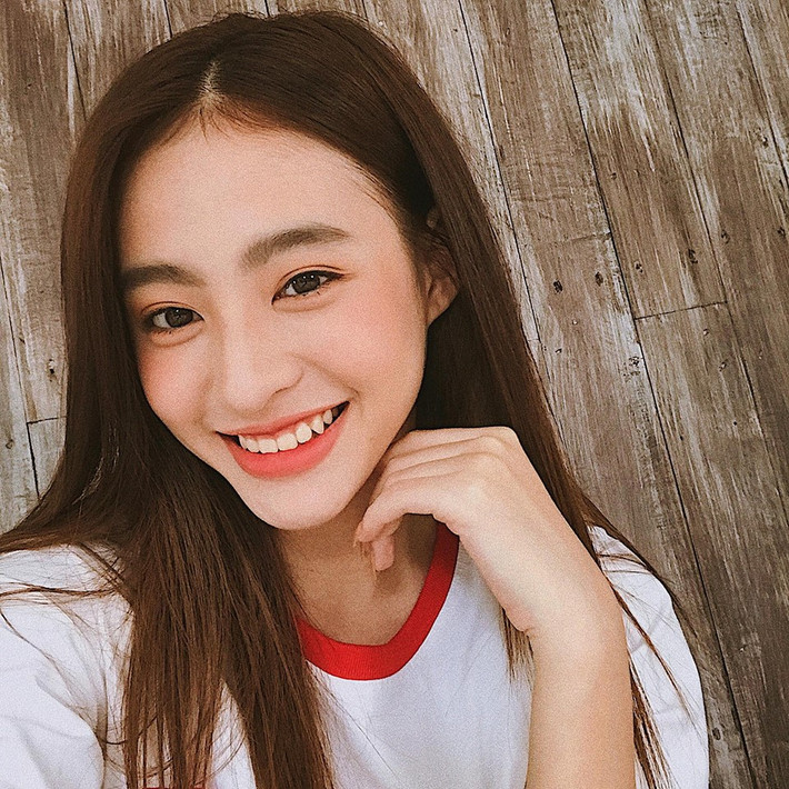 Được biết đến từ cuối năm 2015 với biệt danh "bản sao hot girl Khả Ngân" nhưng không chịu đứng dưới cái bóng của đàn em, cô nàng xinh đẹp Dương Minh Ngọc đã có bước tiến vượt bậc để trở thành người mẫu lookbook danh tiếng trên mạng xã hội. Ảnh trong bài: Facebook nhân vật.