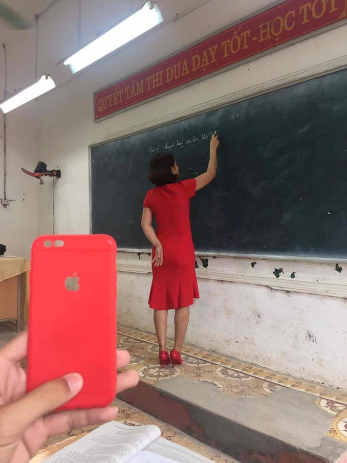 Chiếc ốp điện thoại bất ngờ lại trùng với bộ váy đỏ và đôi guốc đỏ mà giáo viên đang đi.