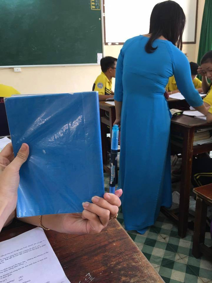 Áo dài xanh của chính giáo viên là niềm cảm hứng khoe trào lưu mix đồ của "lũ học sinh" quỷ sứ.