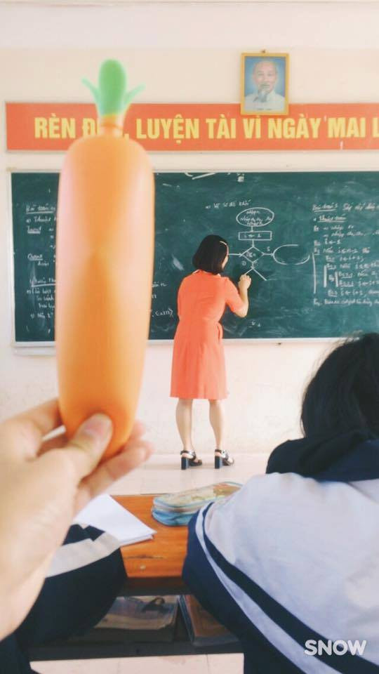 Bộ đồ cam của cô giáo được "lũ quỷ sứ" đáng yêu ví như củ cà rốt.