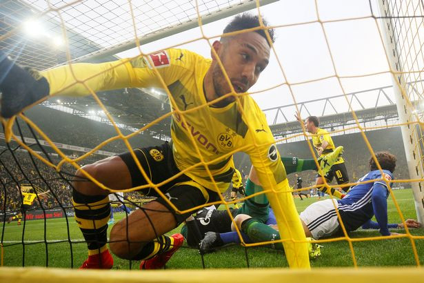 Nguồn tin từ Mirror cho biết, ban lãnh đạo Everton đã lên kế hoạch để hỏi mua tiền đạo Pierre-Emerick Aubameyang ngay trong tháng 1 tới. Đây là thông tin khá sốc bởi Everton chỉ là một đội bóng hạng trung và chẳng có tên tuổi. Ảnh: Mirror