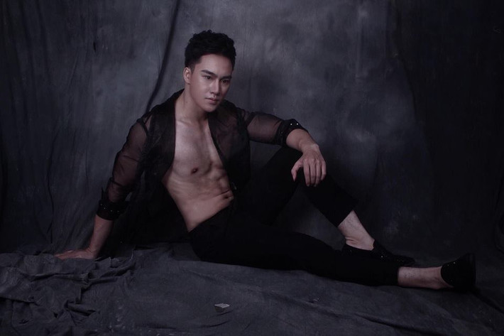 Tưởng Ngọc Minh là cái tên không mấy xa lạ với cộng đồng mạng. Anh chàng hot boy Hà thành này từng được nhiều người biết đến khi nổi tiếng là một thợ sửa điện thoại điển trai. Bên cạnh đó anh chàng 9X này còn là người mẫu tự do và dancer. Ảnh trong bài: FBNV.