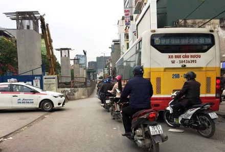 Đặc biệt, dòng hướng dẫn người đi đường phải cách hàng rào 2m, hoặc 1,5 m trên biển báo có cỡ chữ nhỏ, rất ít người đi đường có thể đọc được.