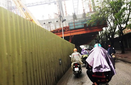 Trong khi, đây là tuyến đường bị thu hẹp, lượng phương tiện đông, hầu như không thể đáp ứng cảnh báo cách hàng rào 1,5 đến 2m của biển báo này.