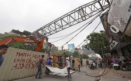 Dự án metro Nhổn-Ga Hà Nội từng xảy ra nhiều vụ việc rơi vật liệu tư trên cao. Như chiều 10/5/2015, một chiếc cọc sắt đã rơi ra đường khiến hai người đi xe máy bị thương. Chiều 12/5/2015, chiếc cần cẩu đang phục vụ thi công dự án metro Nhổn - Ga Hà Nội bất ngờ đổ sụp, đè vào hai căn nhà trên đường Cầu Giấy. Khi chiếc cần cẩu nằm bên trong công trường thi công đổ ụp xuống, một phụ nữ mang thai 8 tháng đi xe máy gần đó đã bị ngã do dây văng trúng.