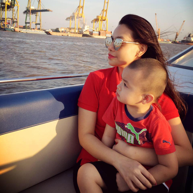Ngày xưa Ý Nhi thường thích thú khi nhắc đến mình là bản sao của Hồ Ngọc Hà. Tuy nhiên, Tuy nhiên, hiện tại cô nàng 9X này không còn muốn nói nhiều chuyện đó nữa vì đã lập gia đình, có con trai và không muốn bị mang ra so sánh.