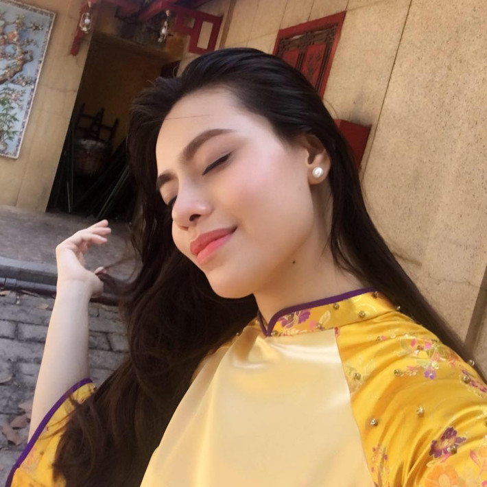 Theo nhiều người nhận xét, không chỉ có thân hình thon gọn và chiều cao giống với Hà Hồ, cô bạn Ý Nhi còn giống với nữ hoàng giải trí đặc biệt là khuôn mặt mà cụ thể là góc mặt nghiêng.