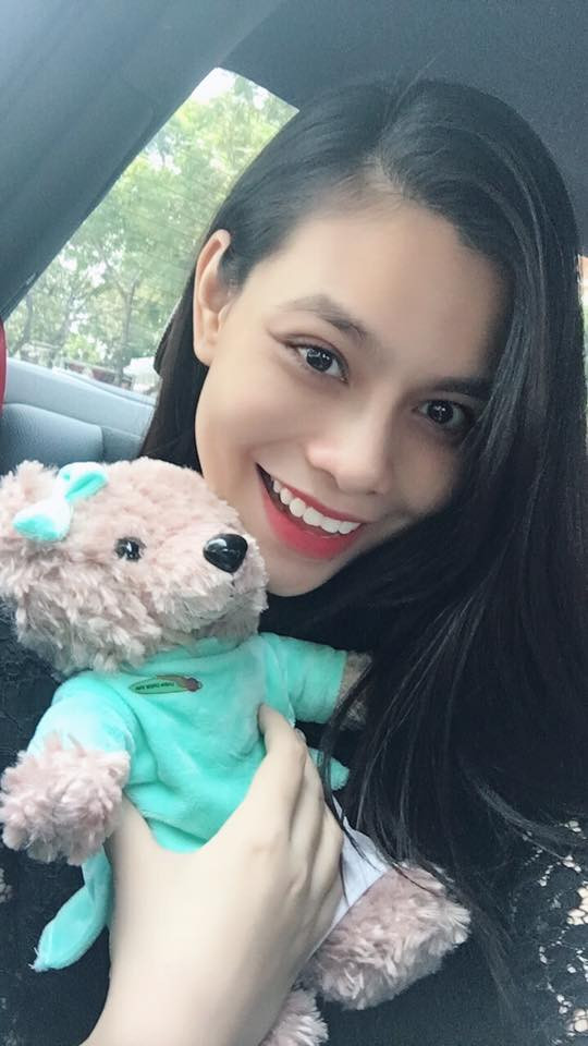 Nụ cười với cơ miệng rộng cực duyên của Ý Nhi cũng là điểm được chú ý đặc biệt bởi nó mang đến cho cô nàng này sự tự tin, điều mà các tiếp viên hàng không đặc biệt cần cho công việc.