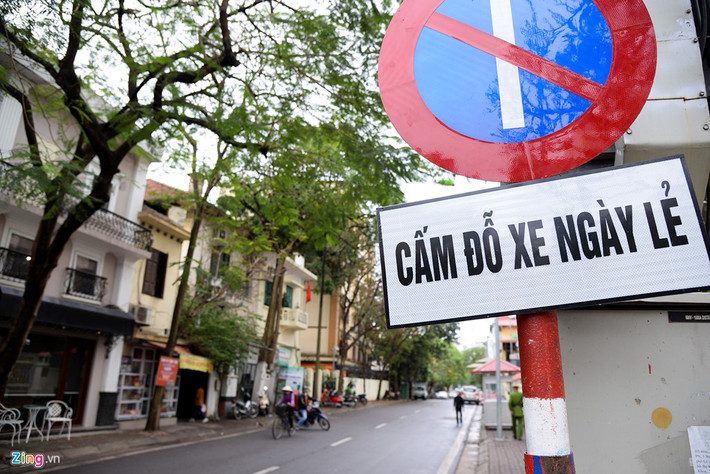 Từ đầu tuần, Sở Giao thông Vận tải (GTVT) bắt đầu triển khai kế hoạch đỗ xe chẵn - lẻ trên tuyến phố Nguyễn Gia Thiều (quận Hoàn Kiếm).