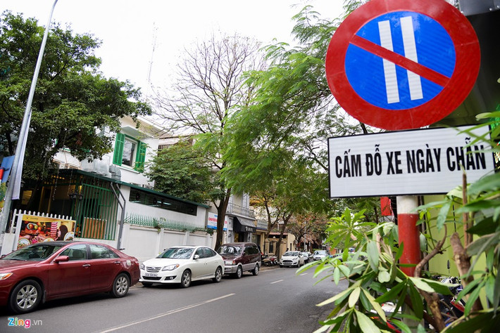 Các điểm đỗ, trông giữ xe được bố trí sắp xếp một hàng xe đỗ dọc dưới lòng đường, với bề rộng vạch sơn điểm đỗ là 1,8 m tính từ mép vỉa hè.