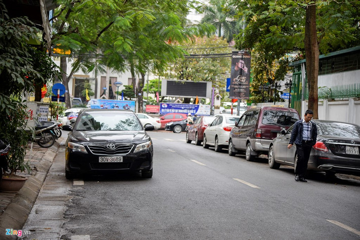 Anh Nguyễn Văn Trường (Hoàng Cầu) nhận định: “Tôi thấy việc đỗ xe theo quy định chẵn - lẻ làm bớt tình trạng tắc đường ở. Song, vào giờ cao điểm mọi người sẽ khó tìm được một chỗ trống”.