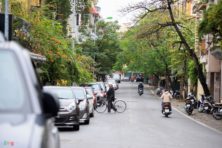Một đoạn ngắn trên phố Nguyễn Gia Thiều các xe đỗ đúng quy định.