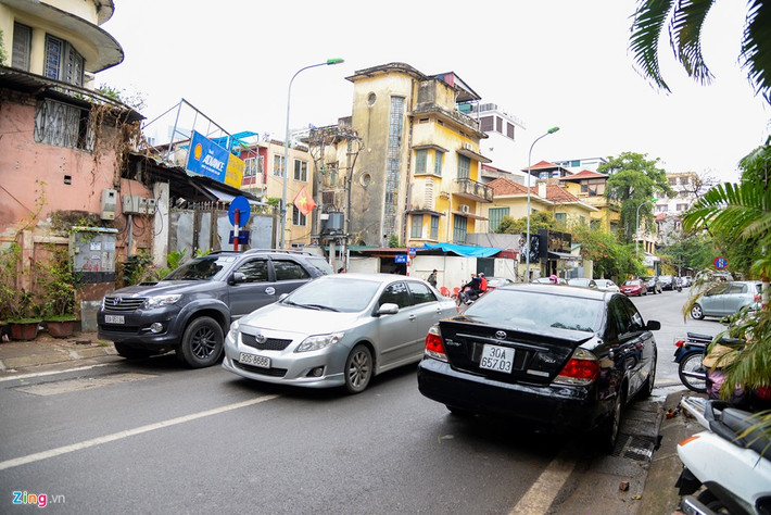 Ngã tư Nguyễn Gia Thiều - Liên Trì có 2 tiệm sửa chữa ôtô, đó là lý do các phương tiện đỗ nhiều hơn tại đây. Chỉ 3 chiếc đã chiếm hết lòng đường.