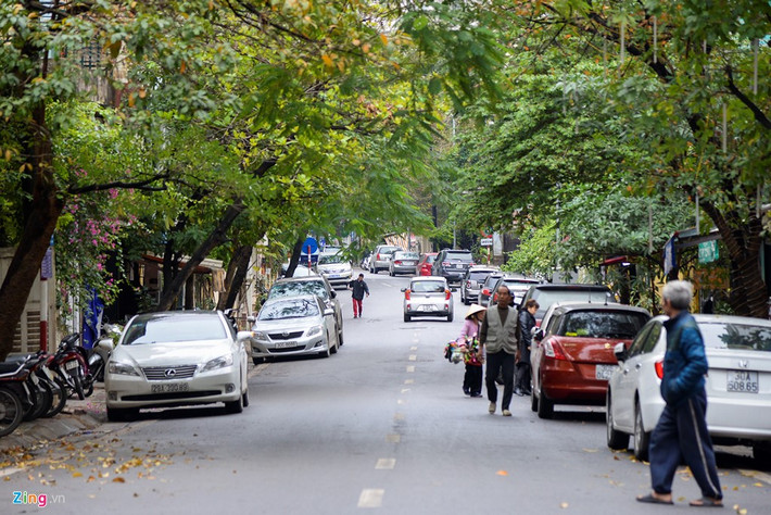 Tuy nhiên, ngày 8/3, nhiều phương tiện vẫn đỗ bên dãy nhà lẻ.