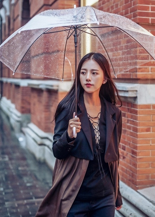 Bên cạnh đó, cô cũng thường xuyên xuất hiện trên tạp chí thời trang dành cho giới trẻ sau khi cộng tác với một số nhiếp ảnh gia tầm cỡ tại xứ Trung để cho ra mắt những bức ảnh xuất sắc.