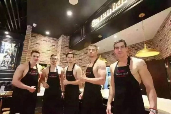 Vừa qua tại Nhật Bản, một nhà hàng ăn uống đã trở thành địa điểm khiến nhiều thành viên nữ trên mạng xã hội đứng ngồi không yên khi ra mắt những anh chàng phục vụ với cơ bắp và độ đẹp trai chẳng kém cạnh các nam thần.