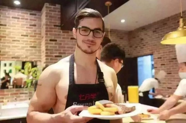 Tất cả nam nhân viên phục vụ tại nhà hàng Nhật Bản này đều là trai Tây, họ buộc phải cởi áo 100% trong giờ làm việc.