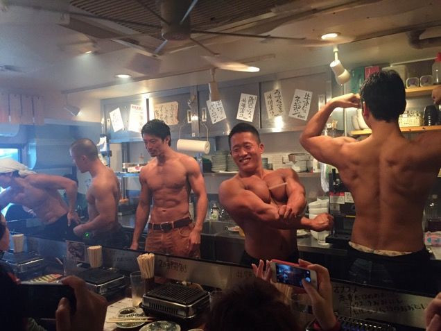 Cởi trần, khoe cơ bắp cuồn cuộn những anh chàng phục vụ của quán ăn hot nhất Nhật Bản khiến nhiều chị em phụ nữ phải ngưỡng mộ. Ngoài công việc phục vụ, các anh chàng này còn mua vui cho mỗi thực khách khi sẵn sàng để họ chạm vào vùng cơ thể săn chắc của mình.