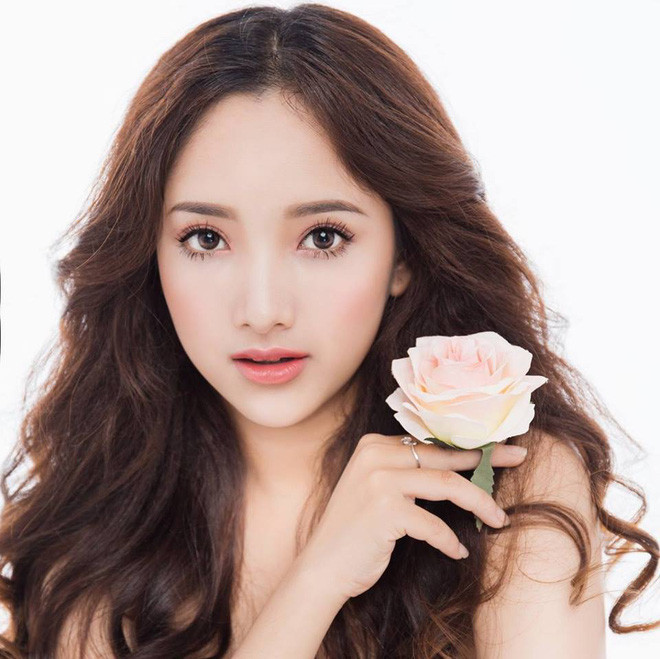"Mình sẽ nỗ lực không ngừng, không chỉ vì ước mư của bản thân mà còn vì mẹ, để bù đắp cho mẹ, để mẹ vui và tự hào về mình"- Gia Linh nghẹn ngào chia sẻ trên dòng trạng thái trang cá nhân của mình.