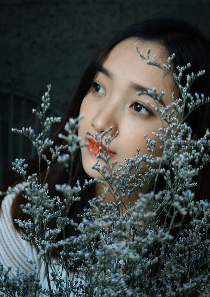 Dù chỉ là một hành động bồng bột nhưng Gia Linh cũng cảm thấy vô cùng có lỗi với mẹ khi chính mẹ cô là người một mình đầu tắt mặt tối nuôi cả nhà mà mình lại có thể đặt sĩ diện của bản thân lên mà nghĩ vậy.