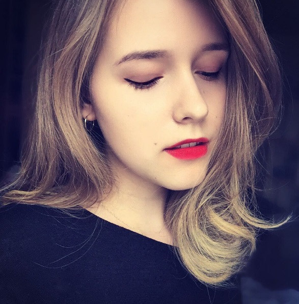 Cùng ngắm nhìn hình ảnh xinh đẹp của cô gái tóc vàng đẹp như thiên thần vừa qua được dân mạng yêu thích và liên tục chia sẻ. Ảnh trong bài: Instagram nhân vật.