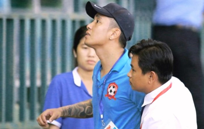 Vụ lùm xùm không chỉ có sự quan tâm của dân mạng mà sau đó chính LĐBĐ Việt Nam (VFF) đã vào cuộc và buộc CLB Hải Phòng FC phải có công văn tường trình vụ việc. Và CLB này đã cho rằng, cho rằng thủ thành Văn Lâm hỗn láo với nhiều anh lớn trong đội bóng, nên đã chỉ bảo bằng bằng "tay chân". Ảnh: Facebook.