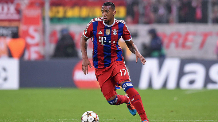 Chelsea săn trung vệ Bayern: Trong rất nhiều trung vệ được Chelsea đưa vào danh sách chuyển nhượng, Jerome Boateng được cho là chất lượng và phù hợp nhất với đội bóng thành London. Trung vệ người Đức đã ở Bayern từ năm 2011 sau khi rời Manchester City, cùng đội bóng vùng Bavaria giành 5 danh hiệu Bundesliga và 1 Champions League. Mùa này, dù vẫn có những màn trình diễn đẳng cấp, thời gian thi đấu của Boateng tại Bayern bị gián đoạn bởi những chấn thương đáng tiếc. Ảnh; Mirror.