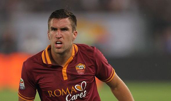 Roma "trói chặt" Strootman: Kevin Strootman vừa qua đã chính thức ký hợp đồng mới có thời hạn đến năm 2022 cùng AS Roma. Việc dính chấn thương đầu gối, Kevin Strootman đã không ra sân quá nhiều trong 2 mùa giải gần nhất. Tuy nhiên tiền vệ người Hà Lan vẫn luôn giữa một vai trò rất quan trọng trong sơ đồ chiến thuật của Bầy Sói. Ảnh: Calcio