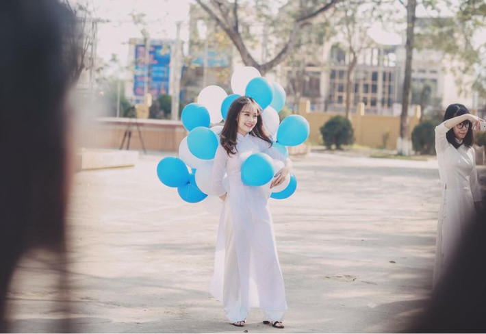 Theo nhận xét của nhiều người, ở ngoài đời Thanh Nga là người khá cởi mở và hòa đồng.