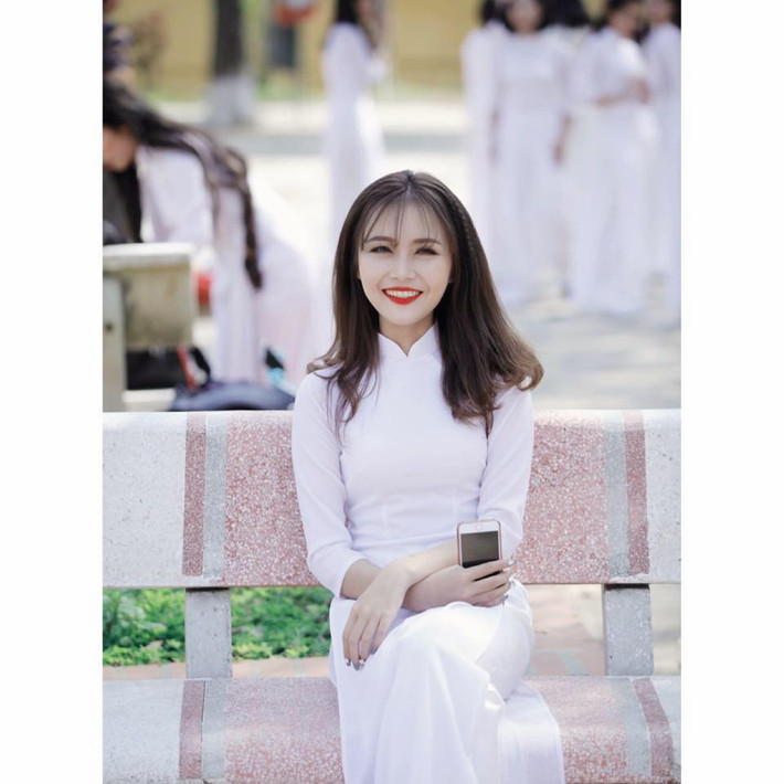 Sau khi nổi tiếng bất đắc dĩ, trang cá nhân của hot girl 9x ngay lập tức nhận được hàng nghìn lượt theo dõi.