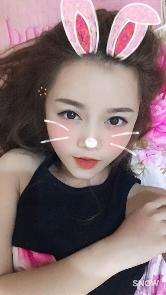 Cũng như các bạn bè khác cô nàng 9X Thái Nguyên rất thích chụp ảnh tự sướng rồi chia sẻ lên mạng xã hội.