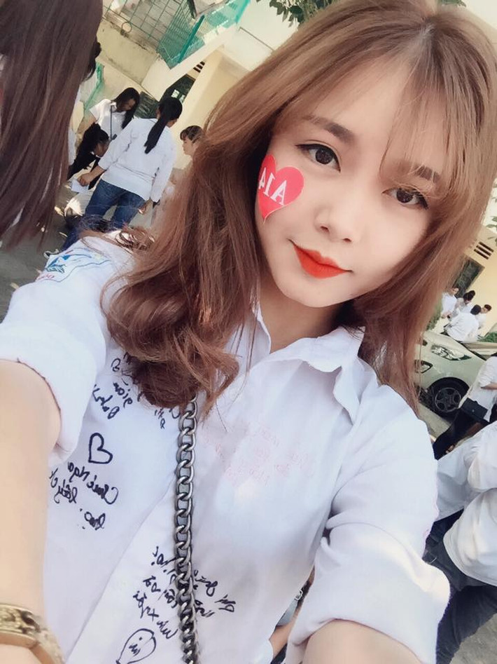 Sở hữu vẻ đẹp trong sáng với khuôn mặt bầu bĩnh dễ thương, nước da trắng ngần, cô nàng nổi tiếng trên mạng nhờ bức ảnh thẻ khiến các chàng trai si tình phải "chết đứ đừ".