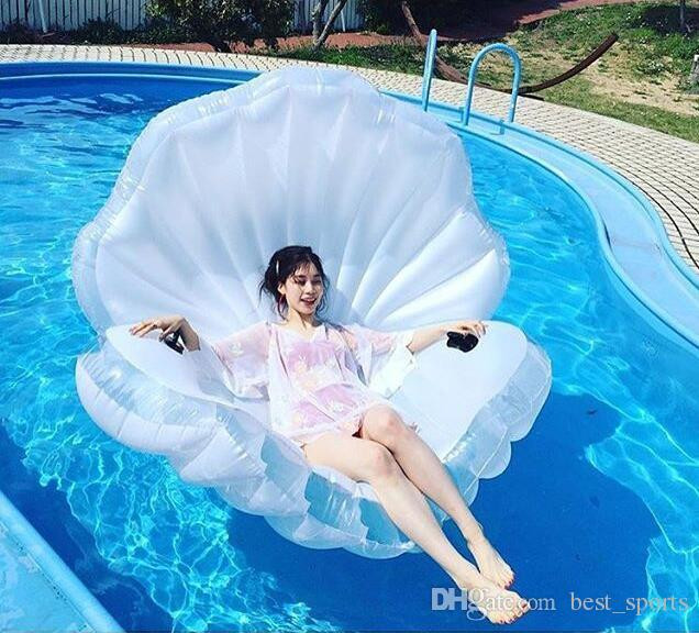 Loại phao này có kích thước lớn hơn người, thường mang những hình thù siêu đáng yêu. Với chiếc phao chất chơi này, bạn tha hồ thoải mái lăn lê, nằm ngồi, đọc sách, nhấm nháp đồ uống trên mặt nước và cho ra đời những con ảnh "so deep" vô cùng.