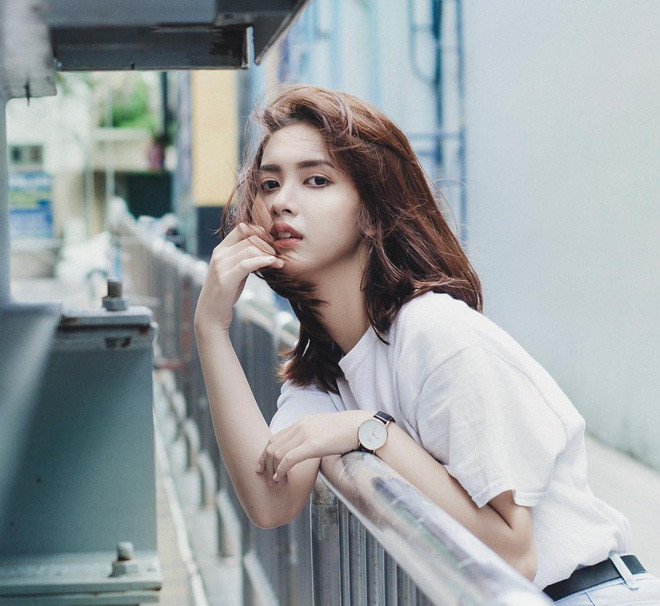 Trong khi Châu Thư mang đến vẻ Hàn Quốc thì một hot girl khác của ĐH Hoa Sen là Anh Thư lại sở hữu vẻ cực Tây. Anh Thư tên đầy đủ là Vũ Anh Thư hiện là sinh viên ngành Quản trị Công nghệ Truyền thông.