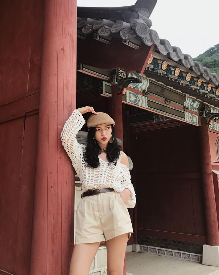 Vẻ ngoài với làn da bánh mật khỏe khoắn, thân hình nóng bỏng trong mơ và thần thái lạnh lùng, tự tin của cô gái sinh năm 1997 này đã giúp cô trở nên khác biệt so với các hot girl khác. Ảnh sử dụng trong bài: Facebook Châu Bùi.