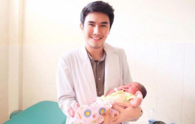 Đặc biệt là với góc nhìn nghiêng càng làm tôn lên vẻ đẹp của con trai bác sĩ Anton Tanjung.