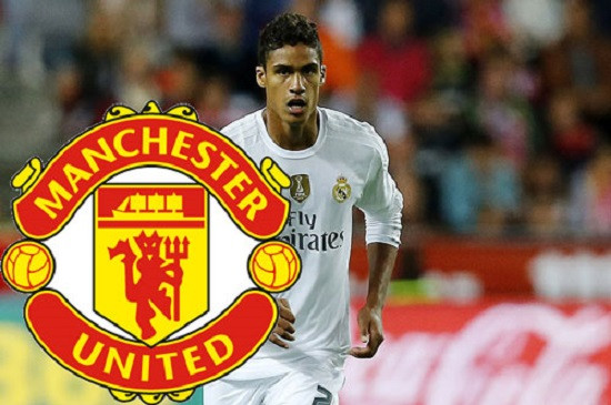 MU vẫn muốn chiêu mộ sao Real: Theo thông tin chuyển nhượng cầu thủ từ trang Don Balon (Tây Ban Nha), HLV Jose Mourinho muốn có trung vệ của Real Madrid Raphael Varane. Ở chiều ngược lại, Real Madrid có thể cài hậu vệ người Pháp vào trong thỏa thuận mua De Gea. Nhà ĐKVĐ Champions League vẫn nuôi tham vọng giành sự phục vụ của De Gea, sau khi thủ môn này suýt nữa cập bến Bernabeu vào Hè 2015. Ảnh:Don Balon
