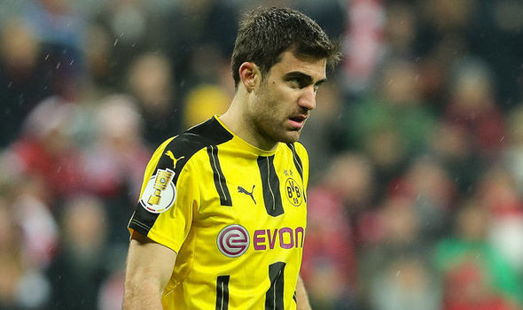 Juve nhắm Sokratis thay Bonucci: Theo Goal, Juventus chuẩn bị gửi tới Borussia Dortmund đề nghị hỏi mua trung vệ Sokratis Papastathopoulos. Ngôi sao người Hy Lạp được HLV Max Allegri xem như sự thay thế xứng đáng cho vị trí của Leonardo Bonucci, hậu vệ vừa bất ngờ gia nhập AC Milan theo bản hợp đồng có thời hạn 5 năm. Ảnh: Goal