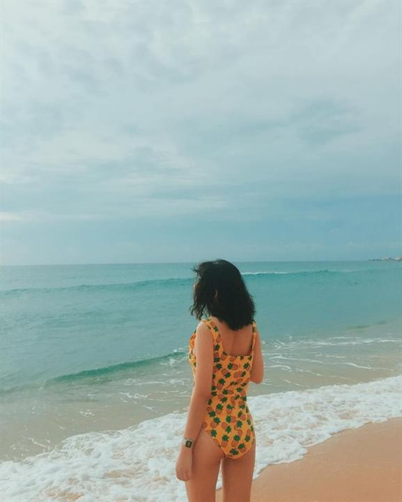 Ngoài ra, bạn còn có dịp thử qua các món như tôm hùm, sứa, mực, sò đá, nhum, cá sơn bởi hệ sinh vật biển vô cùng phong phú nơi đây với chi phí cực rẻ.
