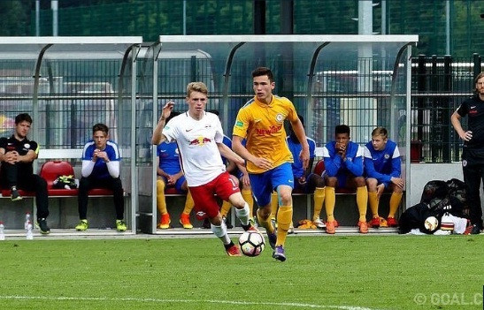 Fabian (vàng) là một trong hai cầu thủ gốc Việt hiếm hoi chơi bóng ở cấp độ U19 của bóng đá trẻ Đức. Anh chàng này từng thổ lộ rằng mình rất hứng thú được khoác áo các đội tuyển trẻ đại diện cho Việt Nam. Quyết định này cũng nhận được sự ủng hộ tuyệt đối từ gia đình.