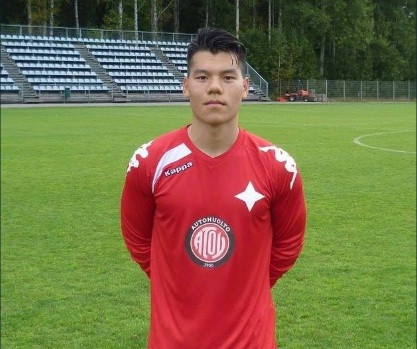 Henry Nguyễn thủ quân của U20 Helsinki. Nhờ thành tích học tập tốt từ thuở nhỏ, Henry đã nhận được học bổng toàn phần từ ĐH California State, Bakersfield của Mỹ và sẽ đến xứ cờ hoa vào tháng 8 tới đây để bắt đầu giấc mơ “trở thành Lee Nguyễn thứ 2”.