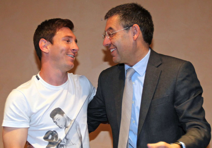 Barca chỉ còn chờ Messi… chụp ảnh xác nhận: Chủ tịch Josep Maria Bartomeu tiết lộ rằng cha của Lionel messi đã ký hợp đồng mới có thời hạn đến năm 2021 thay mặt cho tiền đạo này. Barcelona đã thông báo hồi tháng 7 rằng Messi đã đồng ý gia hạn hợp đồng 4 năm và sẽ được ký kết trong vài tuần tới khi Messi trở lại đội hình tập huấn trước mùa giải. Kể từ đó, không có xác nhận chính thức và xuất hiện tin đồn về tương lai của ngôi sao 30 tuổi này.