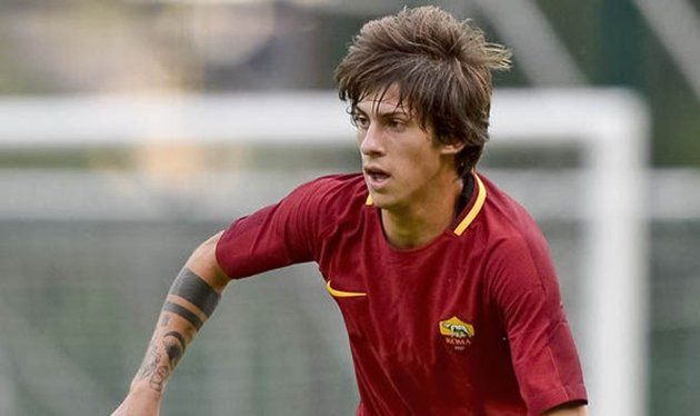 M.U muốn có sao Roma gần như miễn phí: Sau khi Zlatan Ibrahimovic chính thức ký hợp đồng mới với M.U, Jose Mourinho đã tuyên bố đội bóng của ông không cần thêm tân binh vào kỳ chuyển nhượng mùa Đông. Nhưng báo chí Anh loan tin, vị chiến lược gia người Bồ Đào Nha đang nhắm đến Antonucci. Trang Transfermarketweb cho biết M.U là một trong những đội bóng dành sự quan tâm đặc biệt cho cầu thủ 18 tuổi. Ảnh: Transfermarketweb