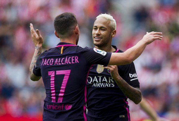 Đại gia Serie A tranh giành "hàng thừa" của Barca: Tưởng chừng sự ra đi của tiền đạo Neymar sẽ mở ra cơ hội cho Alcacer bởi kinh nghiệm mà anh đã có khi gắn bó với Barca được 1 năm rồi. Thế nhưng, Barca đã đưa về Ousmane Dembele và Gerard Deulofeu. Thế là, thêm một lần nữa, cơ hội cho tiền đạo 24 tuổi này ra sân thường xuyên lại trở nên hạn chế, giống như một quân bài dự bị chiến lược thôi.