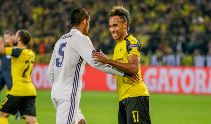 Mourinho cần Varane và Aubameyang: Theo cựu tiền đạo Louis Saha, Quỷ đỏ cần thêm một trung vệ và chân sút đẳng cấp nữa để hoàn thiện đội hình. Anh đã tiến cử cho ông thầy người Bồ hai cái tên chất lượng là Raphael Varane và Pierre-Emerick Aubameyang. Ảnh: Daily Star