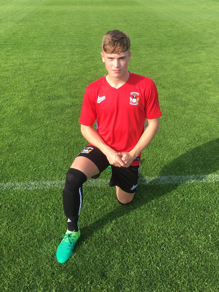 M.U chính thức đón "thần đồng" từ Coventry City: Charlie McCann đã có 8 năm gắn bó với Coventry City. Tiền vệ này có trận ra mắt U16 Anh với Uruguay vào tháng Bảy và đã ghi bàn đầu tiên của mình cho đội trẻ Tam sư sau đó ít ngày, vào lưới Qatar. Sau những màn trình diễn ấn tượng, McCann đã được Man Utd chú ý và chiêu mộ về đội học viện. Ảnh: Goal
